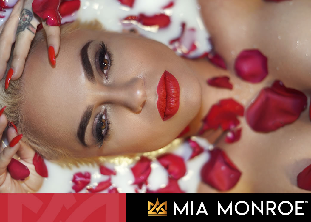 mia-monroe-cosmetics-lipstick-marilyn-monroe-look-alike-20